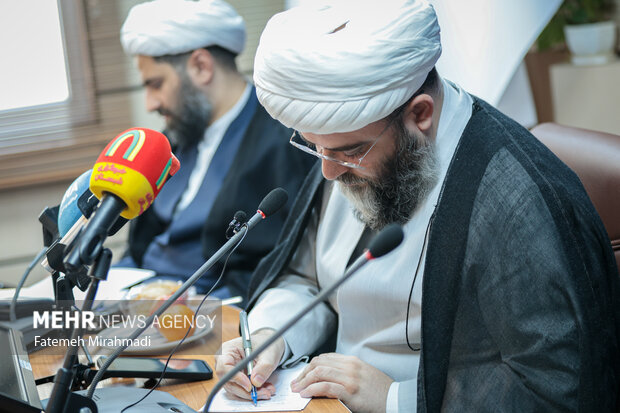 حجتالاسلام قمی: بانوان حافظ قرآن سرمایههای بزرگ اجتماعی هستند حجتالاسلام قمی: بانوان حافظ قرآن سرمایه بزرگ اجتماعی به شمار میآیند