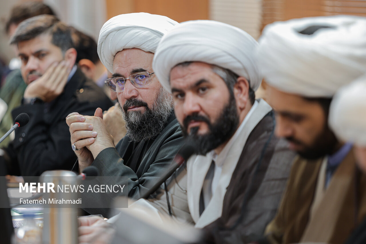 پوستر نخستین جشنواره قرآنی زندگی با آیهها رونمایی شد پوستر نخستین جشنواره قرآنی زندگی با آیهها رونمایی شد