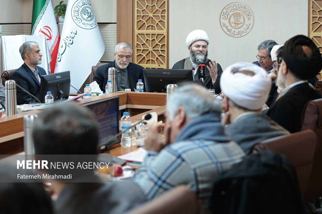 پوستر نخستین جشنواره قرآنی زندگی با آیهها رونمایی شد پوستر نخستین جشنواره قرآنی زندگی با آیهها رونمایی شد