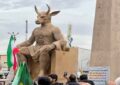 آتش کشیدن نماد بت بعل در مسیر راهپیمایی ۲۲ بهمن آتش کشیدن نماد بت بعل در مسیر راهپیمایی ۲۲ بهمن