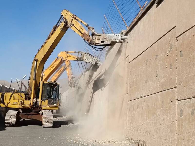 تخریب دیوار «زندان رجاییشهر» کمتر از ۴۸ ساعت پس از دستور رئیس قوه قضاییه +عکس تخریب دیوار «زندان رجاییشهر» کمتر از ۴۸ ساعت پس از دستور رئیس قوه قضاییه +عکس