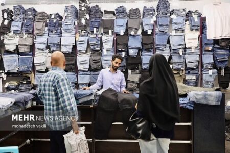 روایتی از بازار پوشاک شب عید؛ قیمتها جلوتر از جیب مردم روایتی از بازار پوشاک شب عید؛ قیمتها جلوتر از جیب مردم
