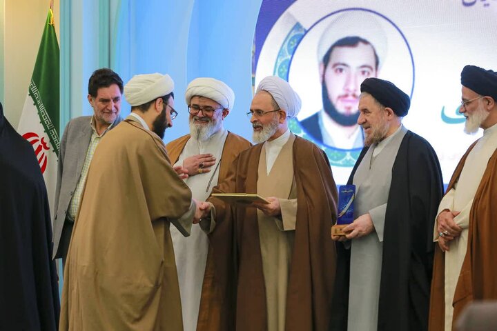 مهدی یاوران سال در همایش دکترین مهدویت تجلیل شدند مهدی یاوران سال در همایش دکترین مهدویت تجلیل شدند