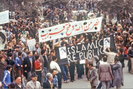 نسبت کرامت با آزادی در شعارهای انقلاب ۵۷/«آزادی» تنها یک حق سیاسی نیست نسبت کرامت با آزادی در شعارهای انقلاب ۵۷/«آزادی» تنها یک حق سیاسی نیست