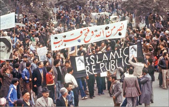 نسبت کرامت با آزادی در شعارهای انقلاب ۵۷/«آزادی» تنها یک حق سیاسی نیست نسبت کرامت با آزادی در شعارهای انقلاب ۵۷/«آزادی» تنها یک حق سیاسی نیست