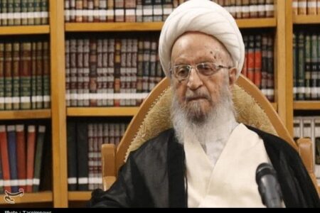 آیتالله مکارم شیرازی: دشمنان مانند دوران دفاع مقدس به التماس می افتند آیتالله مکارم شیرازی: دشمنان مانند دوران دفاع مقدس به التماس می افتند