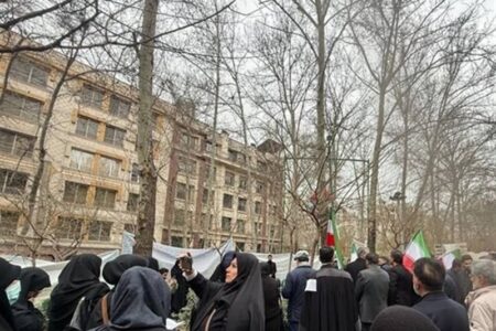 تجمع اعتراضی حقوقدانان ایرانی مقابل دفتر سازمان ملل در تهران تجمع اعتراضی حقوقدانان ایرانی مقابل دفتر سازمان ملل در تهران