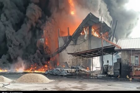 آخرین وضعیت اطفای حریق در کارخانه یونولیتسازی/ حادثه مصدومی نداشت آخرین وضعیت اطفای حریق در کارخانه یونولیتسازی/ حادثه مصدومی نداشت