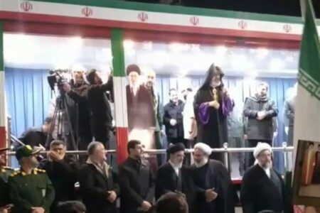 با وحدت حول محور رهبری برابر دشمنان پیروز میشویم با وحدت حول محور رهبری برابر دشمنان پیروز میشویم