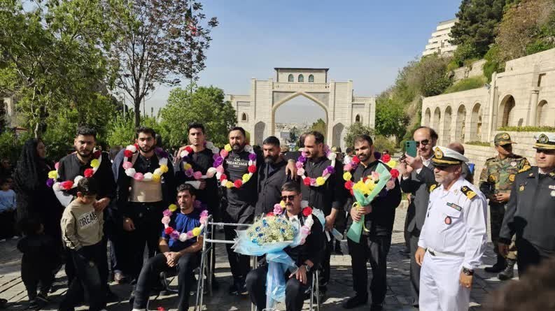 بازگشت 9 تن از دریادلان ناوچه دنا به شیراز + تصاویر اخبار شیراز , اخبار استان فارس ,