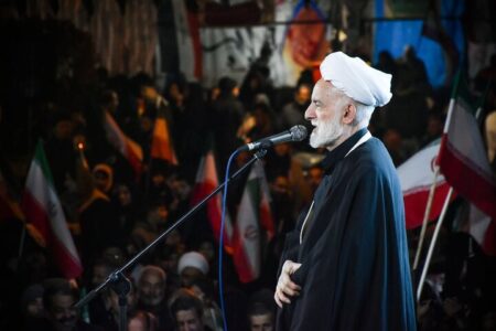 خدمت به مردم راهبرد اصلی مقابله با دسیسههای نظام سلطه است خدمت به مردم راهبرد اصلی مقابله با دسیسههای نظام سلطه است