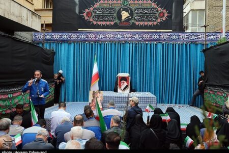 در سوگ «پدر»؛ میثاق کارگران با رهبر شهید در خیابان کشوردوست در سوگ «پدر»؛ میثاق کارگران با رهبر شهید در خیابان کشوردوست