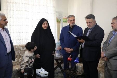 دیدار جانشین وزیر بهداشت با خانواده شهید مدافع سلامت دیدار جانشین وزیر بهداشت با خانواده شهید مدافع سلامت