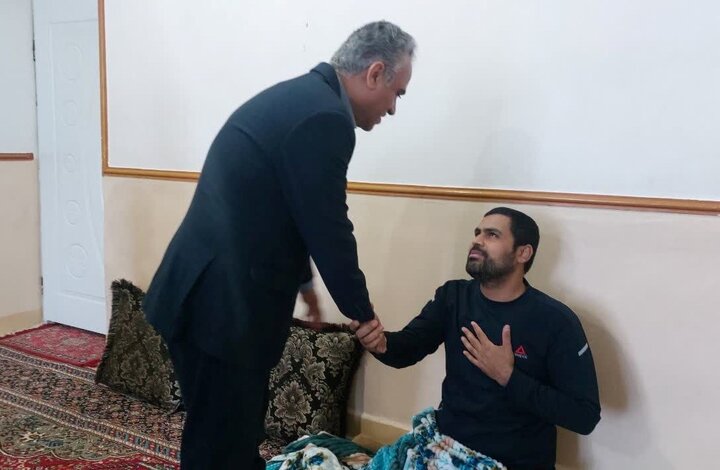 دیدار مسئولان با رزمنده جنگ تحمیلی سوم در کنگان دیدار مسئولان با رزمنده جنگ تحمیلی سوم در کنگان