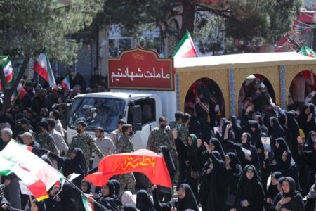 روایتی از تشییع 15 شهید یک خانواده در کرج روایتی از تشییع 15 شهید یک خانواده در کرج