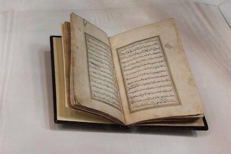 رونمایی از ترجمه فارسی خطبهای از امام رضا(ع) با قدمتی 250 ساله رونمایی از ترجمه فارسی خطبهای از امام رضا(ع) با قدمتی 250 ساله