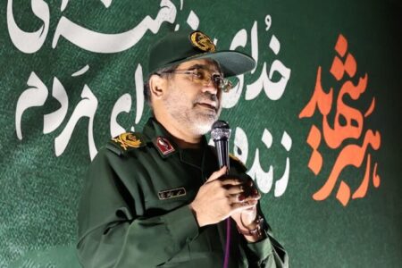 سپاه به پشتوانه مردم مقابل استکبار ایستادگی میکند سپاه به پشتوانه مردم مقابل استکبار ایستادگی میکند