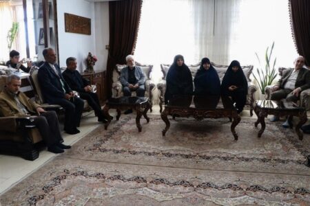 معاون بنیاد شهید: مردم و نظام هیچ اعتمادی به وعدههای دشمنان ندارند معاون بنیاد شهید: مردم و نظام هیچ اعتمادی به وعدههای دشمنان ندارند