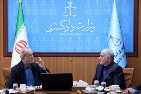 پزشکیان: شفافیت و اعتماد عمومی، راهبرد اصلی دولت در عبور از چالشهاست پزشکیان: شفافیت و اعتماد عمومی، راهبرد اصلی دولت در عبور از چالشهاست