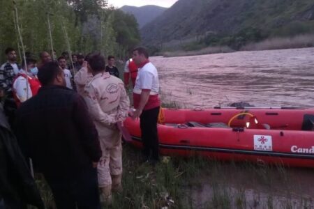 پیکر فرد مغروق در رودخانه ارس با تلاش نجاتگران خداآفرین کشف شد پیکر فرد مغروق در رودخانه ارس با تلاش نجاتگران خداآفرین کشف شد