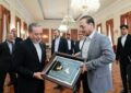 اهدای تابلوی ورزش کهن ایران به فرمانده ارتش پاکستان اهدای تابلوی ورزش کهن ایران به فرمانده ارتش پاکستان