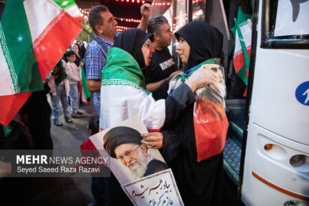 تجمعکنندگان میدان انقلاب ۱۰۰ زائر اولی کربلا را بدرقه کردند تجمعکنندگان میدان انقلاب ۱۰۰ زائر اولی کربلا را بدرقه کردند