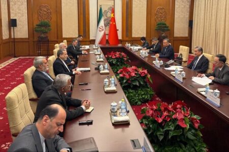 تمجید وزیر خارجه چین از مقاومت و ایستادگی مردم ایران تمجید وزیر خارجه چین از مقاومت و ایستادگی مردم ایران