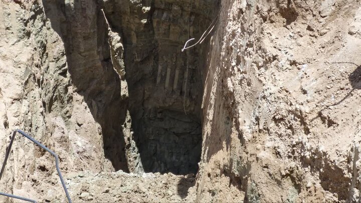 خنثیسازی بمب یکتنی در شهرستان دلفان در عمق ۱۸ متری زمین+عکس خنثیسازی بمب یکتنی در شهرستان دلفان در عمق ۱۸ متری زمین+عکس