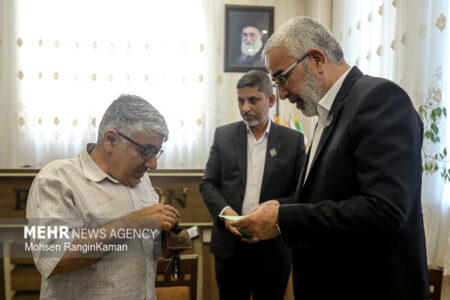 دیدار تولیت آستان مقدس علوی با خانوادههای آسیب دیده جنگ رمضان دیدار تولیت آستان مقدس علوی با خانوادههای آسیب دیده جنگ رمضان
