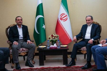 دیدار فرمانده ارتش پاکستان با وزیر امور خارجه کشورمان در تهران دیدار فرمانده ارتش پاکستان با وزیر امور خارجه کشورمان در تهران