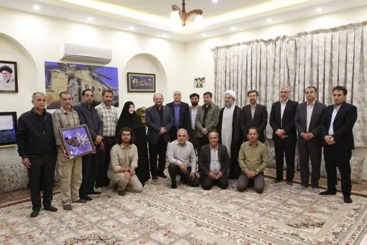 دیدار معاون فرهنگی دانشگاه آزاد با خانواده و مادر مکرم شهیدان پاکپور دیدار معاون فرهنگی دانشگاه آزاد با خانواده و مادر مکرم شهیدان پاکپور