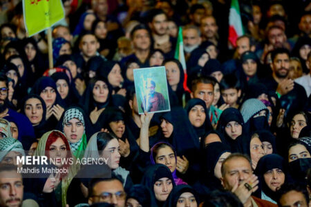 فشارها و جنگ روانی نتوانسته مردم را از صحنه خارج کند فشارها و جنگ روانی نتوانسته مردم را از صحنه خارج کند