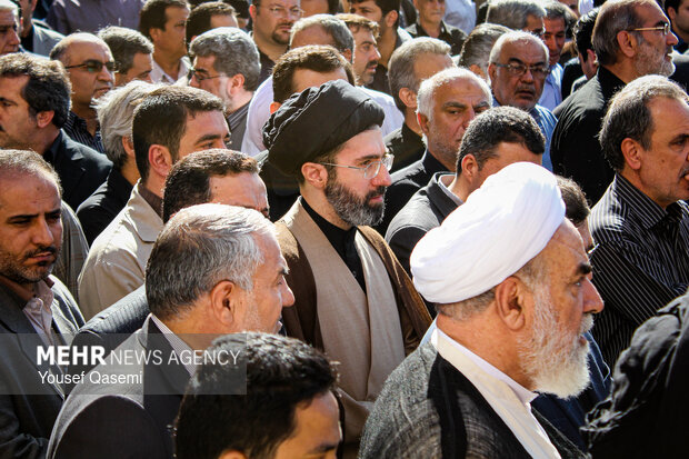 نقد و بررسی کتابی درباره رهبر انقلاب نقد و بررسی کتابی درباره رهبر انقلاب