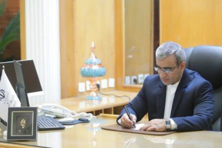 کارگران ایرانی در خط مقدم جهاد اقتصادی ایستادهاند کارگران ایرانی در خط مقدم جهاد اقتصادی ایستادهاند