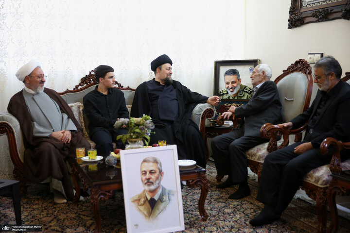 دیدار حجت الاسلام سید حسن خمینی با خانواده شهید سپهبد موسوی دیدار حجت الاسلام سید حسن خمینی با خانواده شهید سپهبد موسوی