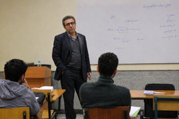همه چیر برای مهاجرت فراهم است؛ درآمد استاد ایرانی ۵۰۰ دلار، استاد سعودی ۱۱ هزار دلار همه چیر برای مهاجرت فراهم است؛ درآمد استاد ایرانی ۵۰۰ دلار، استاد سعودی ۱۱ هزار دلار