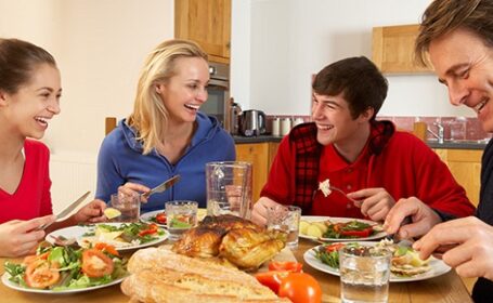 ویژگی های خانواده های فعال که سنگ بنای جامعهای سالم و با نشاط اند ویژگی های خانواده های فعال که سنگ بنای جامعهای سالم و با نشاط اند