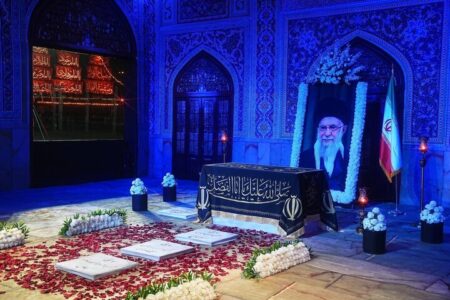 رونمایی از نماد مزار مطهر رهبر شهید انقلاب در میدان آزادی رونمایی از نماد مزار مطهر رهبر شهید انقلاب در میدان آزادی