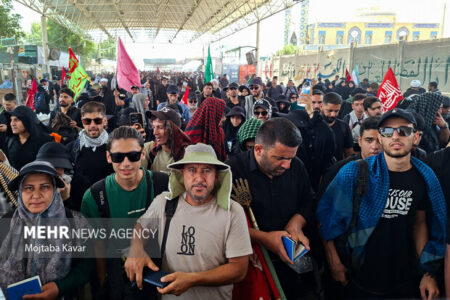 مهران در اوج ایثار؛وقتی گرمای۵۰درجه در برابر عشق به اربعین رنگ میبازد مهران در اوج ایثار؛وقتی گرمای۵۰درجه در برابر عشق به اربعین رنگ میبازد