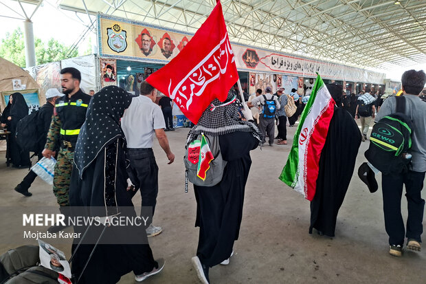 مهران در اوج ایثار؛وقتی گرمای۵۰درجه در برابر عشق به اربعین رنگ میبازد مهران در اوج ایثار؛وقتی گرمای۵۰درجه در برابر عشق به اربعین رنگ میبازد