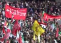 پرچم کشتن ترامپ در مراسم وداع با رهبر شهید پرچم کشتن ترامپ در مراسم وداع با رهبر شهید