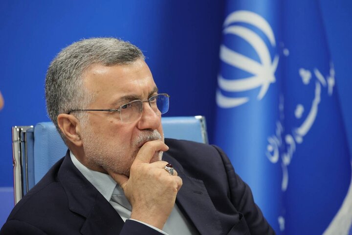 آقای وزیر؛ بیمار با سیاست درمان نمیشود! آقای وزیر؛ بیمار با سیاست درمان نمیشود!