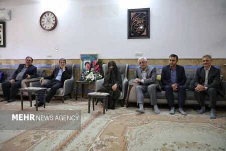 استاندار خراسان شمالی با خانواده شهید علی رحمانی دیدار کرد استاندار خراسان شمالی با خانواده شهید علی رحمانی دیدار کرد
