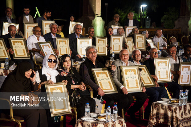 تجلیل از نام آوران اصفهان در رویداد «هفت بحر هنر» / ۱۲۴ هنرمند اصفهانی تجلیل شدند ۱۲۴ هنرمند اصفهانی تجلیل شدند؛ هشدار استاندار درباره آینده هنر اصفهان