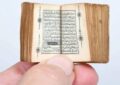 توجه بازدیدکنندگان نمایشگاه کتاب ابوظبی به مصحف ۱۳۰ ساله مینیاتوری توجه بازدیدکنندگان نمایشگاه کتاب ابوظبی به مصحف ۱۳۰ ساله مینیاتوری