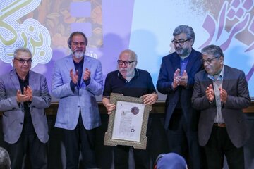 سینماگران برای علیرضا داودنژاد سنگ تمام گذاشتند؛ از «مجنون سینما» تا «عاشق سینما» سینماگران برای علیرضا داودنژاد سنگ تمام گذاشتند؛ از «مجنون سینما» تا «عاشق سینما»