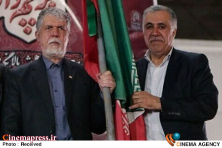 «مردم ایران» همواره با «پرچم» زیستهاند و نیازی به تعیین یک روز خاص نبوده است اما برای توجه جدیتر به این «نماد ملی» چنین امری در «تقویم» گنجانده شد «مردم ایران» همواره با «پرچم» زیستهاند و نیازی به تعیین یک روز خاص نبوده است اما برای توجه جدیتر به این «نماد ملی» چنین امری در «تقویم» گنجانده شد