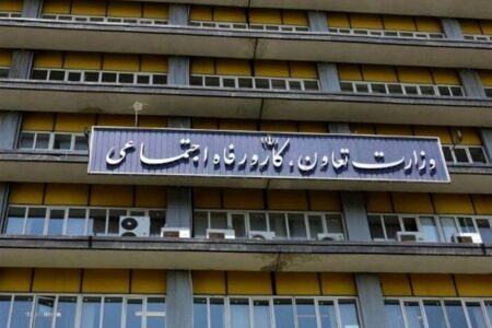 وزارت کار از برگزاری جلسه بازنگری مزد کارگران شانه خالی نکند وزارت کار از برگزاری جلسه بازنگری مزد کارگران شانه خالی نکند
