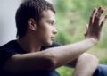 چرا با غریبهها راحتتر درددل میکنیم؟ چرا با غریبهها راحتتر درددل میکنیم؟