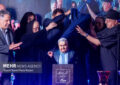 چلهنشینی اهالی هنر برای اکبر عبدی؛ رونمایی از تندیس مرد هزارچهره سینمای ایران در شبی ماندگار چلهنشینی اهالی هنر برای اکبر عبدی؛ رونمایی از تندیس مرد هزارچهره سینمای ایران در شبی ماندگار